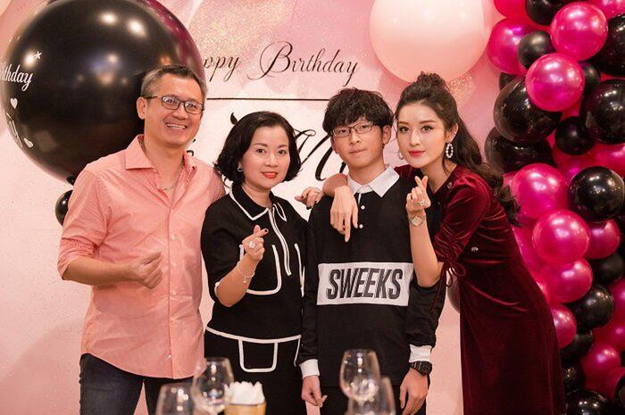 Các thành viên trong gia đình nàng Á hậu đều sở hữu nhan sắc 'cực phẩm'.