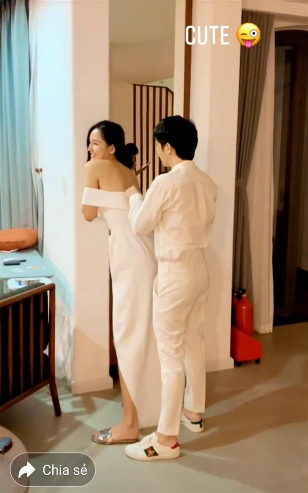 Giọngu ca Chạm khẽ tim anh một chút thôi ngọt ngào kéo khóa cho bạn gái cũ.