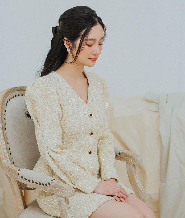 Sở hữu nét đẹp tao nhã, Jun Vũ vô cùng hợp với các kiểu váy, áo vải tweed đồng chất liệu. 