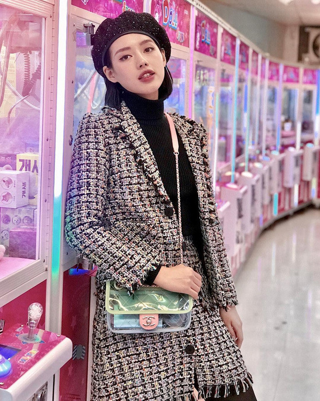 Khánh Linh The Face sử dụng tone đen, trắng kinh điển cùng các phụ kiện như mũ nồi, túi trong suốt làm nổi bật vẻ đẹp trang phục. 