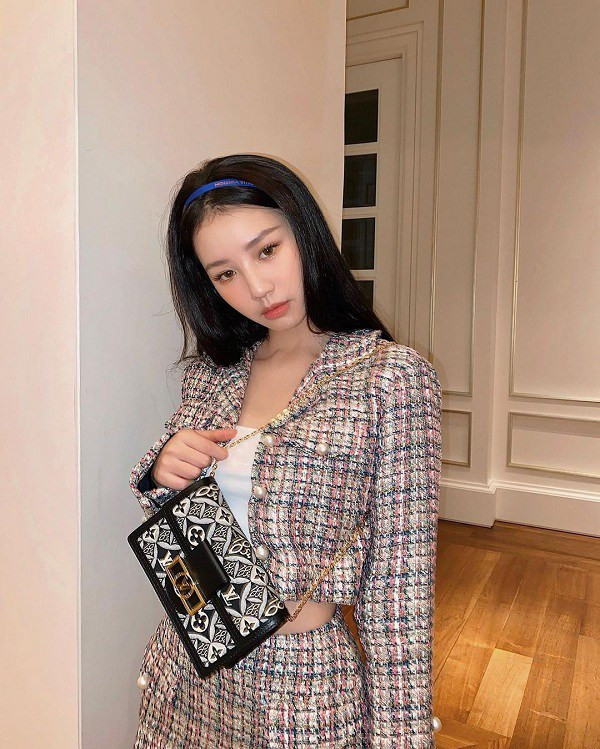 Áo khoác và croptop khoe eo thon như Amee cũng là gợi ý khá hay cho các cô gái trẻ. 