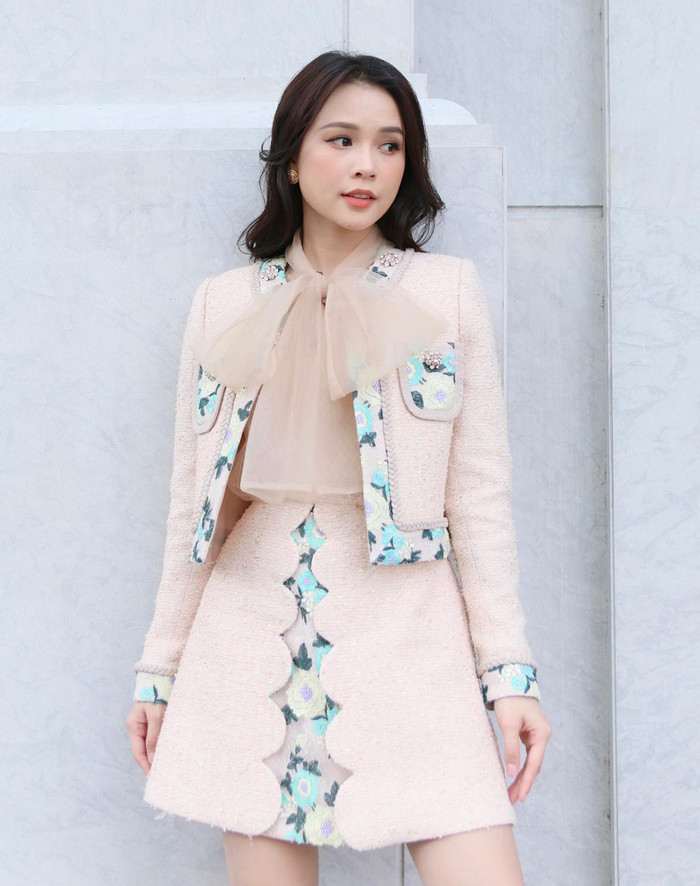 Chiếc nơ bản to cùng cách xử lý chân váy thú vị mang lại cái nhìn mới cho Sam. 