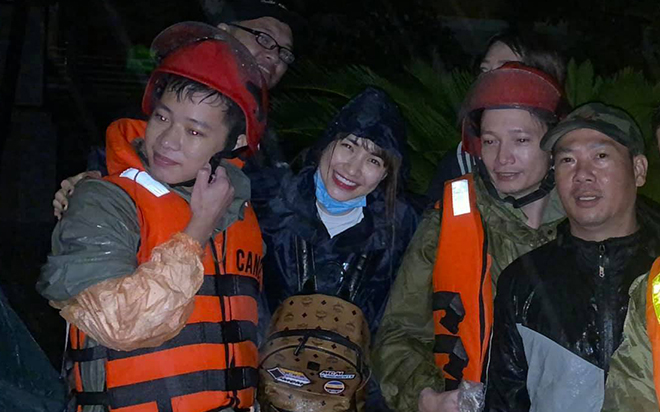 Hòa Minzy tiết lộ lí do bỏ tiền túi ra đi cứu trợ miền Trung Ảnh 2