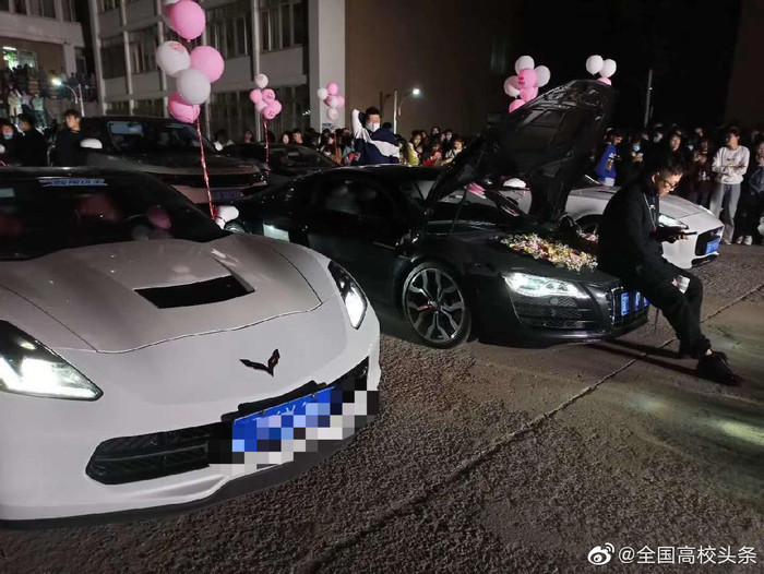 Phú nhị đại họ Dương đang ngồi chờ bạn gái xuất hiện. 