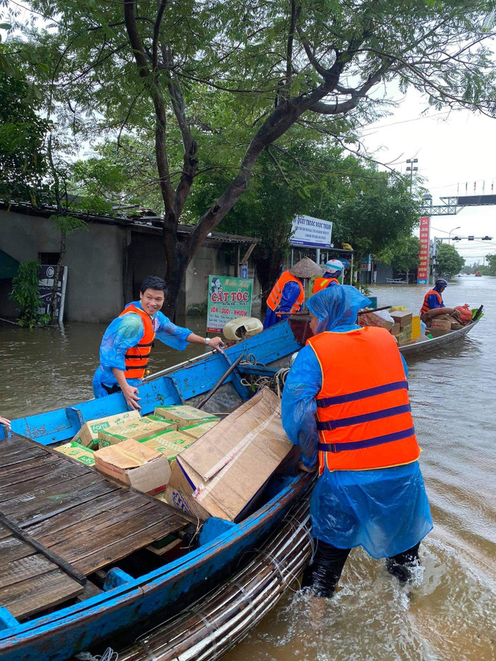 Huỳnh Phương FapTV lên tiếng khi bị chỉ trích ném đồ cứu trợ cho đồng bào miền Trung Ảnh 8