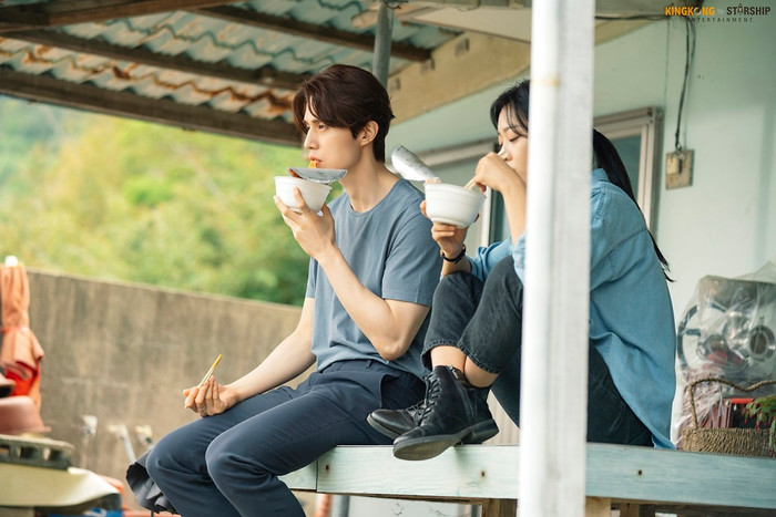 Biểu cảm như đang bị 'ép' ăn.