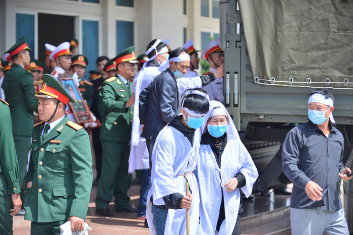 Người thân đau đớn đưa các anh về thăm quê nhà lần cuối.