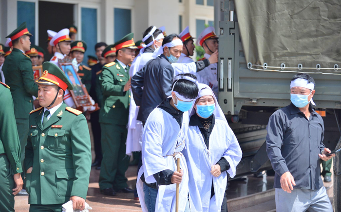 Người thân khóc ngất tiễn 22 cán bộ chiến sĩ Đoàn 337 bị núi lở vùi lấp ở Quảng Trị về đất mẹ Ảnh 2