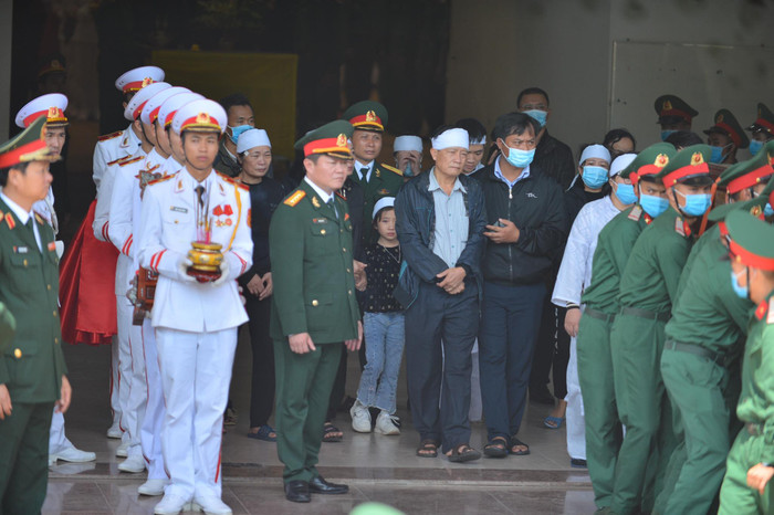 Lần lượt những người lính Đoàn 337 được đưa ra ngoài và lên xe về quê mẹ.