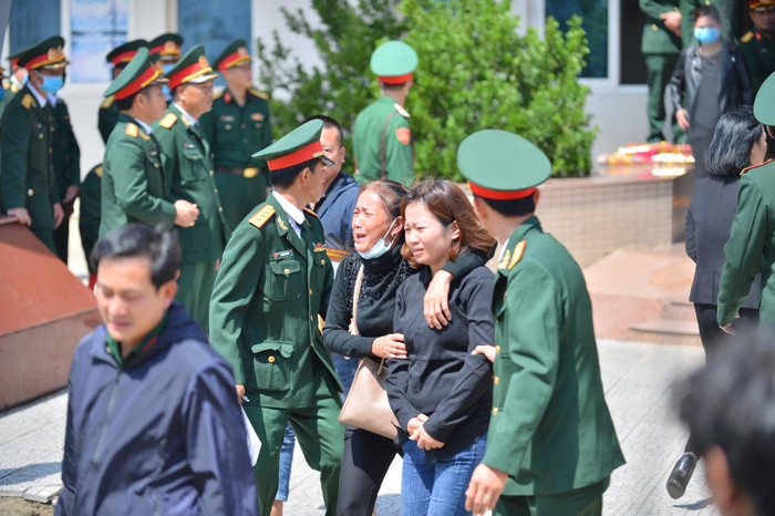 Tiếng khóc xé lòng của những người mẹ, người chị,... thật khó lòng có thể diễn tả thành lời.