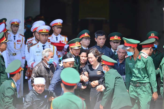 Hình ảnh người thân khóc ngất tiễn 22 cán bộ chiến sĩ Đoàn 337 về với đất mẹ 