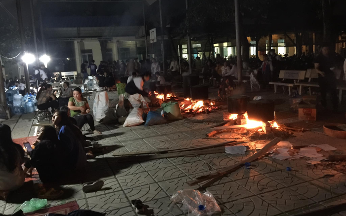 Xúc động những bếp lửa 'xuyên đêm' của thầy và trò trường THPT ở Hà Nội để ủng hộ đồng bào miền Trung Ảnh 2