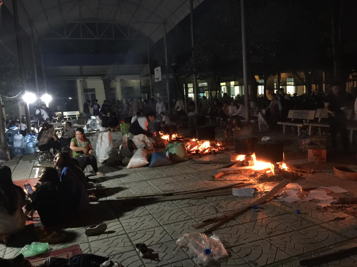 Mặc dù màn đêm đã buông xuống, thế nhưng công việc thì vẫn không ngừng nghĩ mà diễn ra xuyên suốt để cho kịp tiến độ đã đề ra