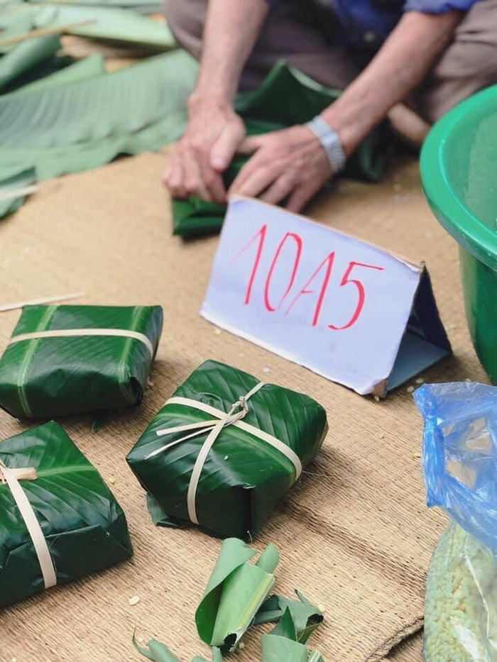 Cán bộ giáo viên, học sinh, phụ huynh và nhân dân trong vùng cùng nhau gói những chiếc bánh để gửi đến những người dân đang phải gồng mình chống chịu với mưa lũ