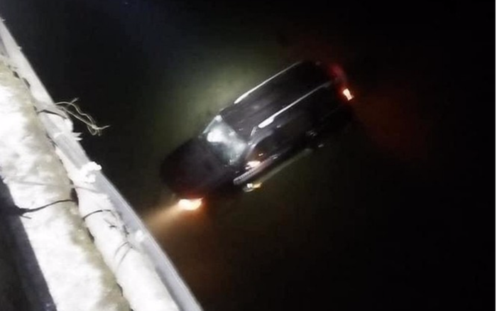 Xe ô tô lao từ trên cầu xuống sông, hai vợ chồng cùng con nhỏ may mắn thoát nạn Ảnh 2