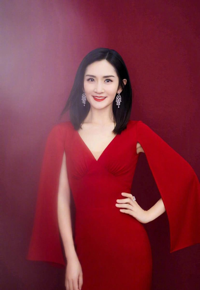 1. Tạ Na - 127.956.514 follow: Tạ Na chính là người đầu tiên có lượt follow Weibo vượt mốc 100 triệu. Là một MC nổi tiếng trên sóng truyền hình với tính cách vui vẻ hài hước, không có gì lạ khi Tạ Na có lượt follow nhiều như vậy.