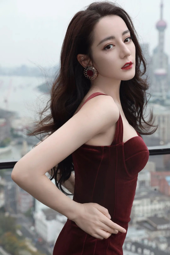 8. Địch Lệ Nhiệt Ba - 72.752.794 follow: Chỉ mới nổi trong 3 năm trở lại đây thôi nhưng Địch Lệ Nhiệt Ba đã có tên trong danh sách này rồi.