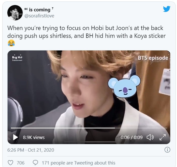 Khi bạn đang cố tập trung vào Hobi nhưng Joon ở phía sau lại cởi trần chống đẩy, và BH che anh bằng sticker Koya.