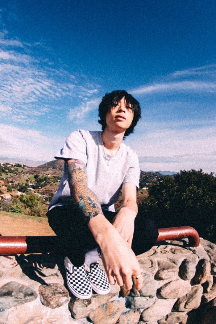 Vẻ ngoài siêu chất của nam ca sĩ