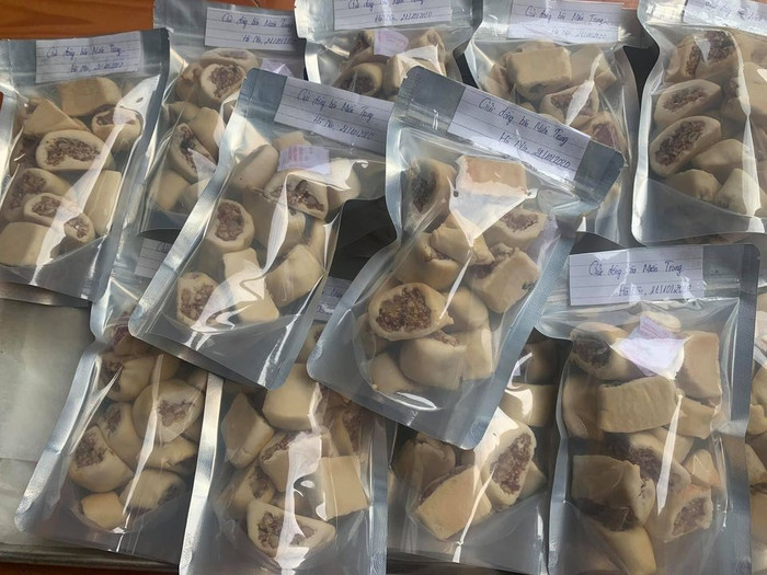 Cô nữ sinh Mai Anh đã tự tay làm 20kg bánh chả gửi đồng bào miền Trung