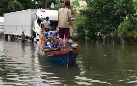 Bão Saudel đổ bộ, người dân bơi thuyền trên đường ngập nước ở Philippines Ảnh 2