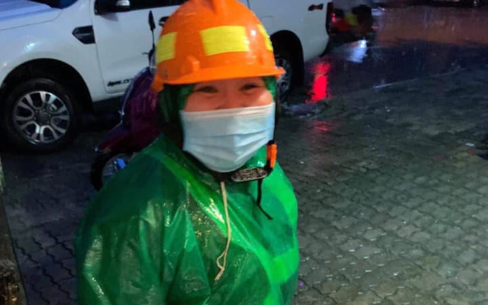 Rơi nước mắt hình ảnh cô lao công gói ghém 200 nghìn đồng gửi cho đồng bào miền Trung Ảnh 2