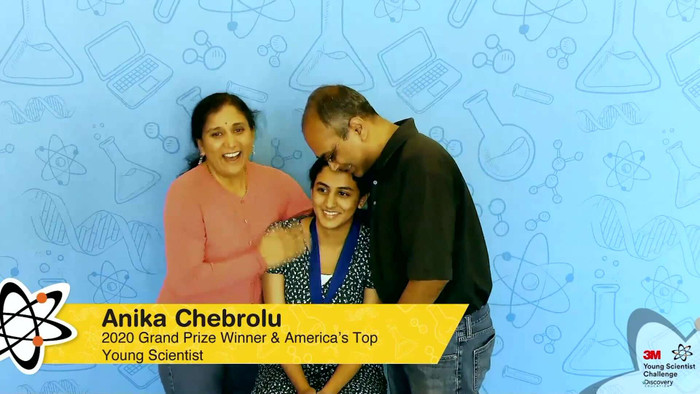 Anika Chebrolu và cha mẹ của mình. (Ảnh: CNN)