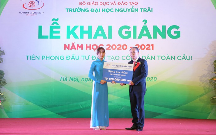 Đại học Nguyễn Trãi trao hơn 10 tỷ đồng học bổng cho sinh viên khóa mới tại lễ khai giảng Ảnh 2