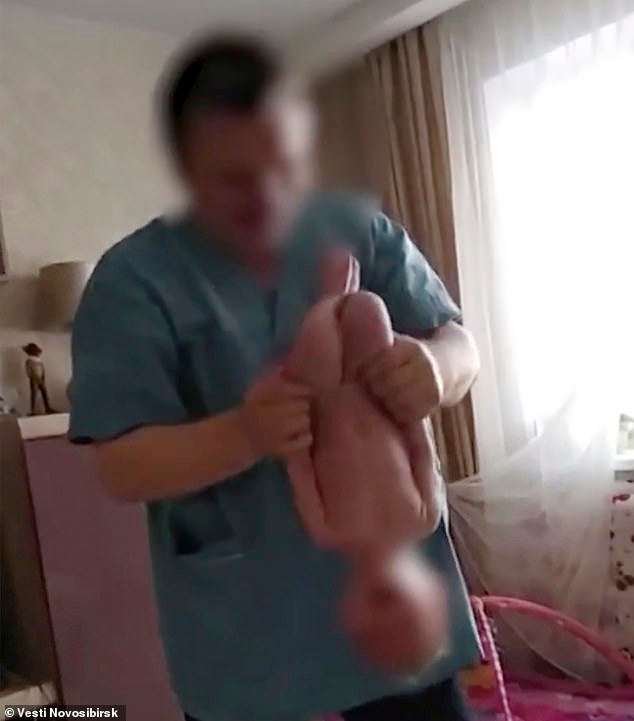 Mikhnyov dốc ngược đầu đứa trẻ xuống sàn nhà.