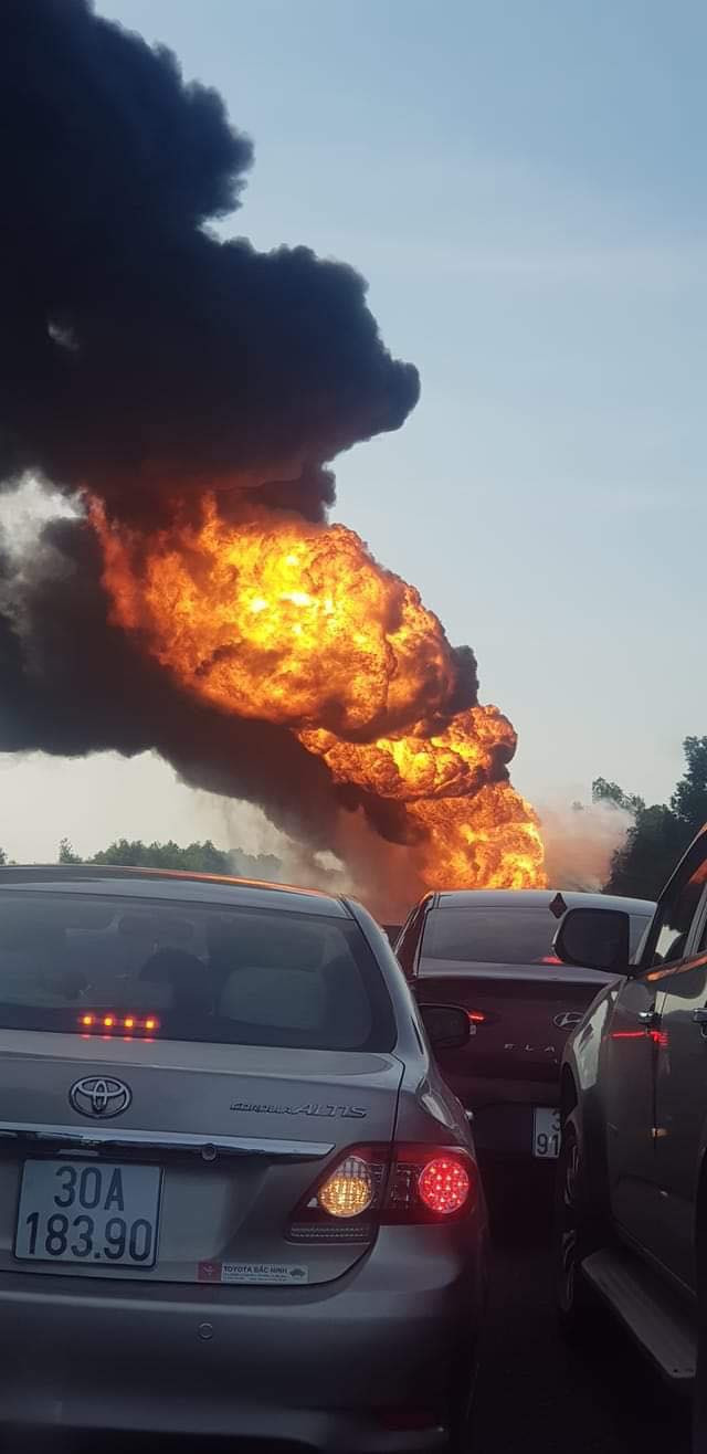 Chiếc xe tải chở dầu bốc cháy dữ dội trên cao tốc Hà Nội - Hải Phòng