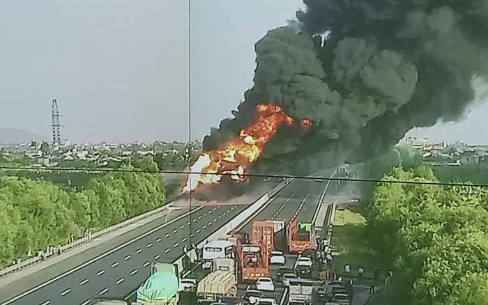 Xe bồn đang đi bốc cháy kinh hoàng trên cao tốc Hà Nội - Hải Phòng, tuyến đường tạm thời bị 'đóng băng' Ảnh 2