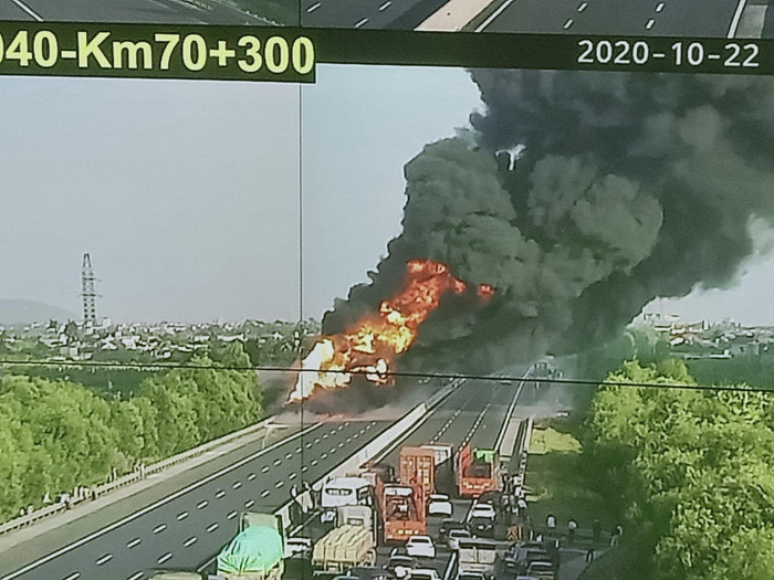 Lửa cùng cột khói đen bốc cao nhiều mét