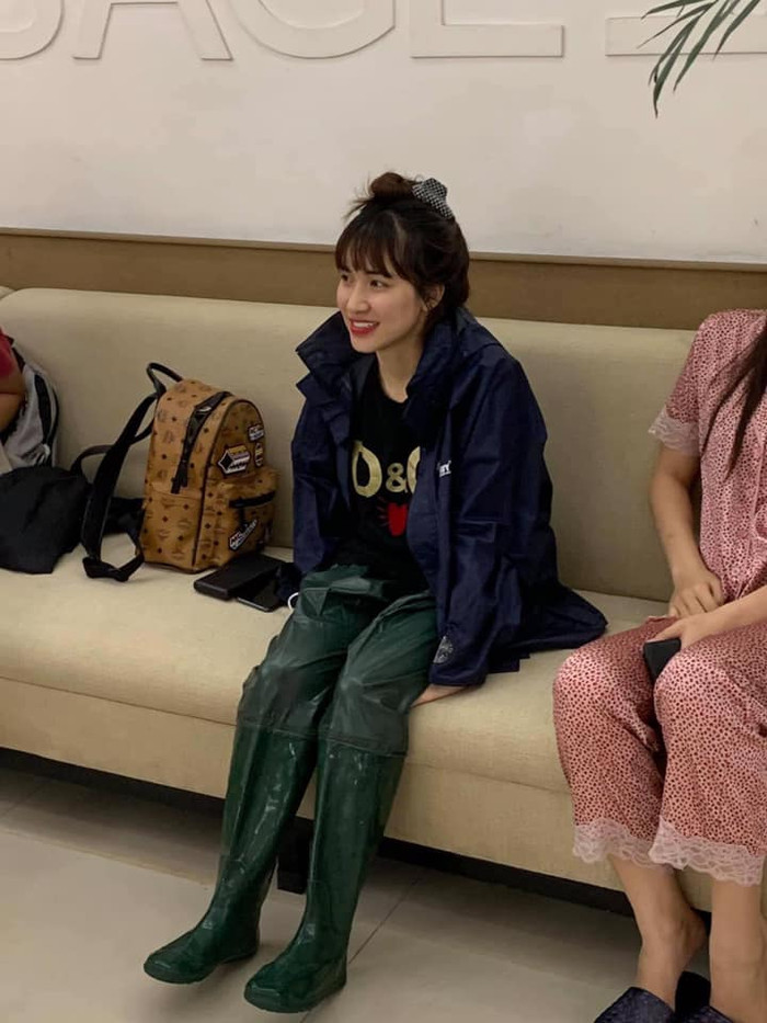 Kiệt sức khi đi cứu trợ ở miền Trung, Hoà Minzy phải chích 10 mũi thuốc Ảnh 5