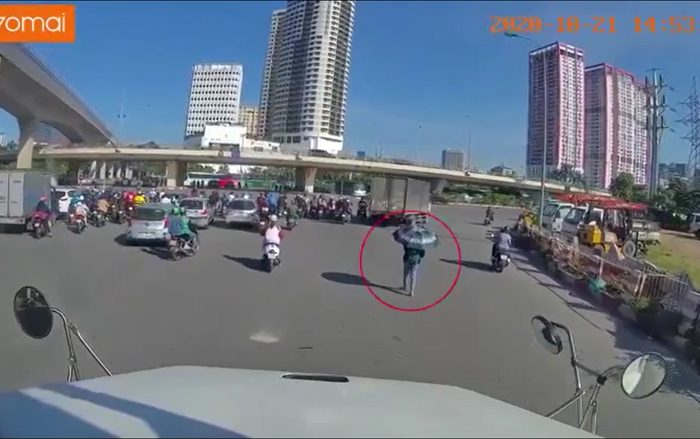 Clip: Cô gái bất chấp nguy hiểm, đi trước mũi xe container mặc cho tài xế liên tục bấm còi nhắc nhở Ảnh 2