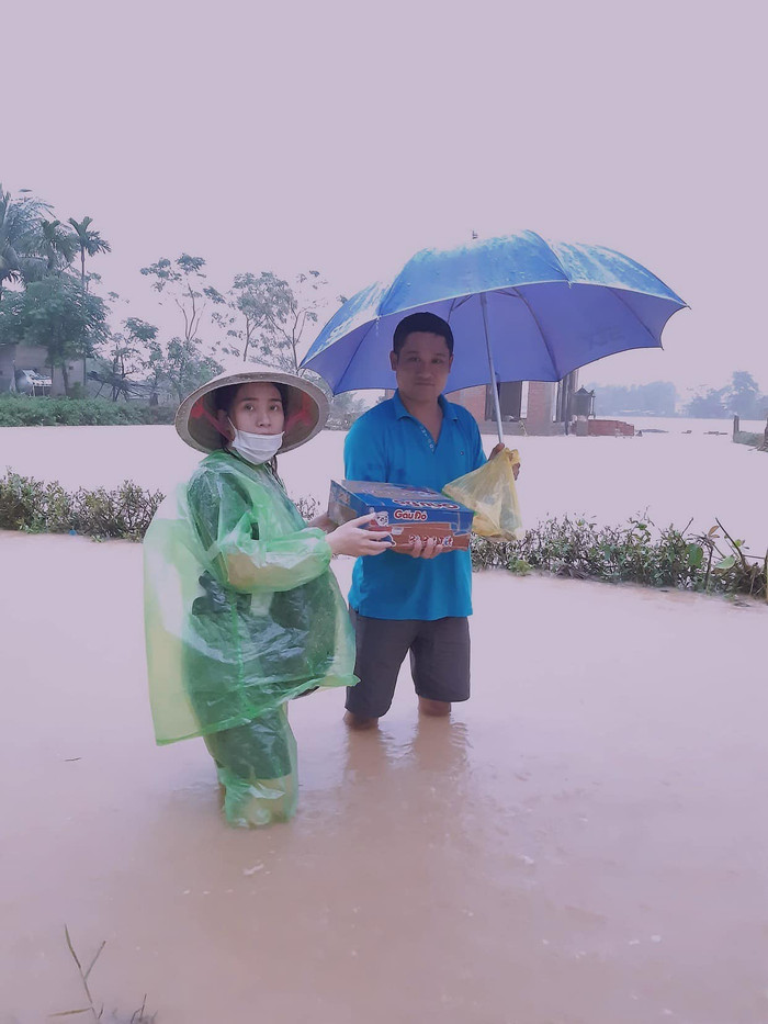 Người dân miền Trung được nhiều mạnh thường quân giúp đỡ vượt qua khó khăn. Ảnh Facebook Lâm San.