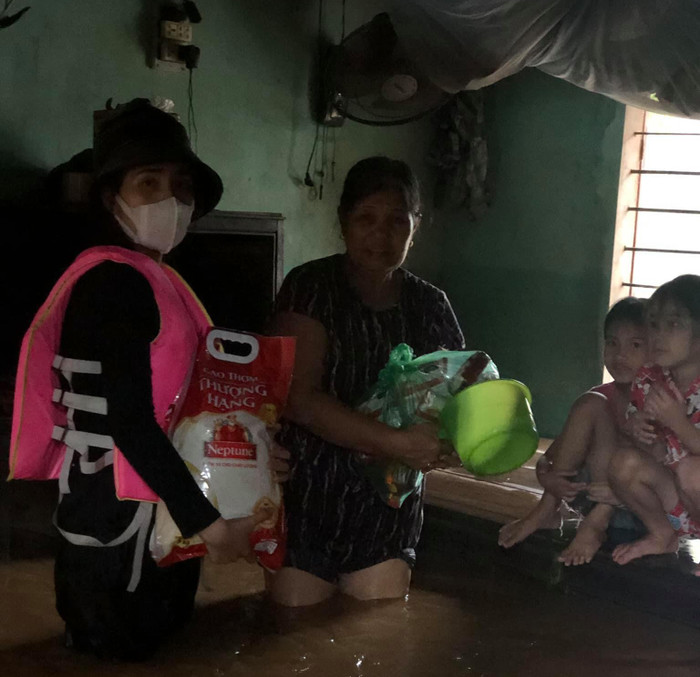 Nhiều tấm lòng hảo tâm giúp đỡ người dân miền Trung chịu ảnh hưởng nặng nề do bão lũ. Ảnh Facebook Lâm San