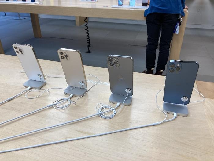 Quang cảnh đìu hiu trong ngày đầu tiên Apple mở bán iPhone 12 Ảnh 6