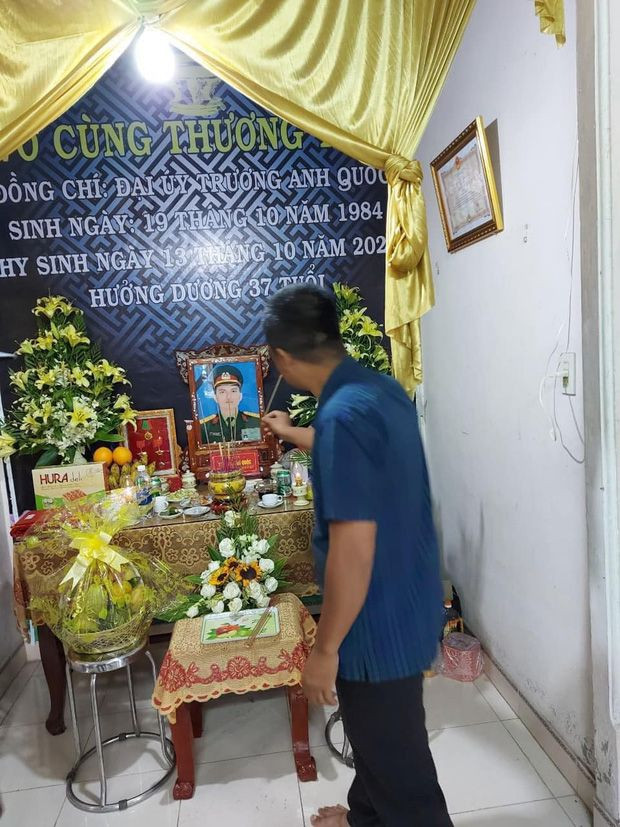 Hương Giang và Matt Liu âm thầm tới lễ tang các chiến sĩ ở Rào Trăng 3 Ảnh 2