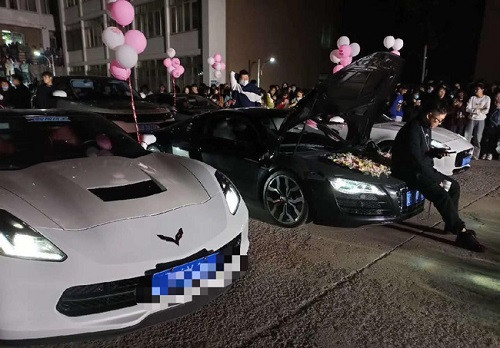 Đoàn xe của thiếu gia có mặt ngay giữa sân trường để chuẩn bị cho màn cầu hôn. Ảnh: Sohu