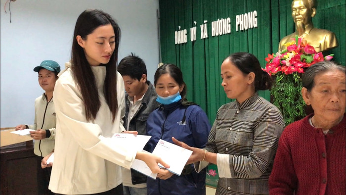 Đỗ Mỹ Linh - Tiểu Vy - Lương Thuỳ Linh băng qua vùng lũ, trao tiền tận tay người dân miền Trung Ảnh 3