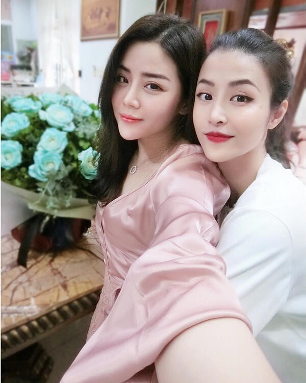 Suốt 10 năm qua, Đông Nhi vừa là một người chị, vừa là người bạn thân thiết của Ông Thoại Liên