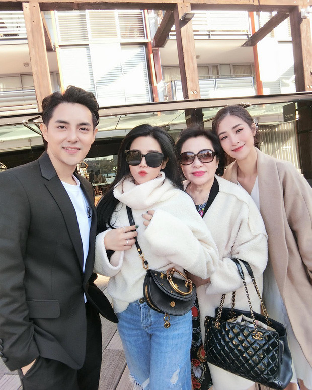 Thời điểm chưa kết hôn, Đông Nhi thường xuyên cùng Ông Cao Thắng và mẹ chồng sang Úc để thăm Ông Thoại Liên.