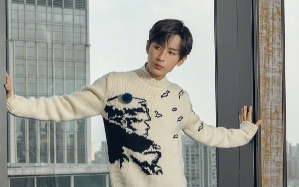 Thành Nghị luộm thuộm vì dàn người vây kín xung quanh, fan chất vấn phòng làm việc Ảnh 2