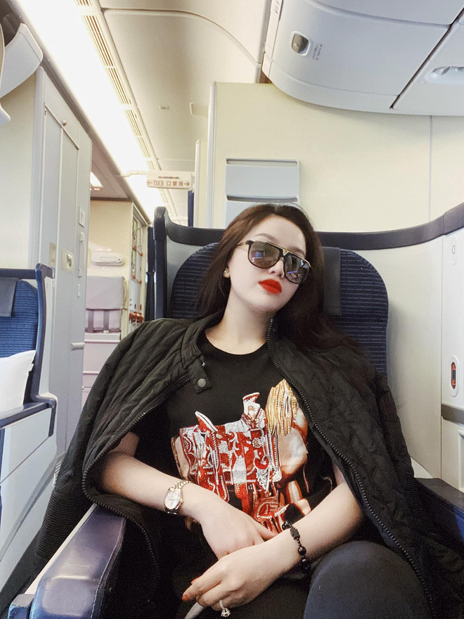 Khu vực ghế máy bay thật sự là vị trí check-in hoàn hảo để Bảo Thy khoe những món đồ đắt giá mà mình đang sở hữu.