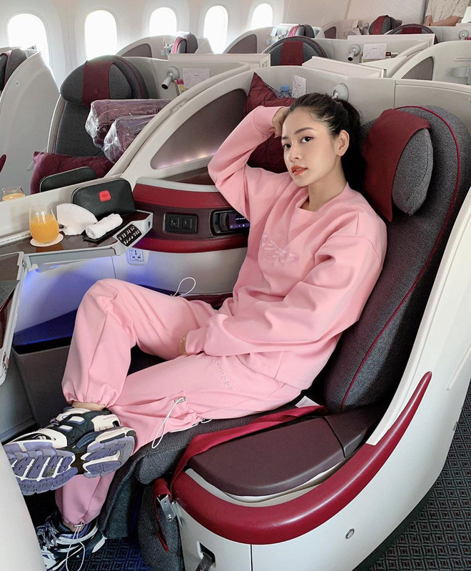 Set đồ tông hồng cùng giày sneaker bản to là outfit đơn giản nhưng năng động vô cùng phù hợp với Chi Pu.