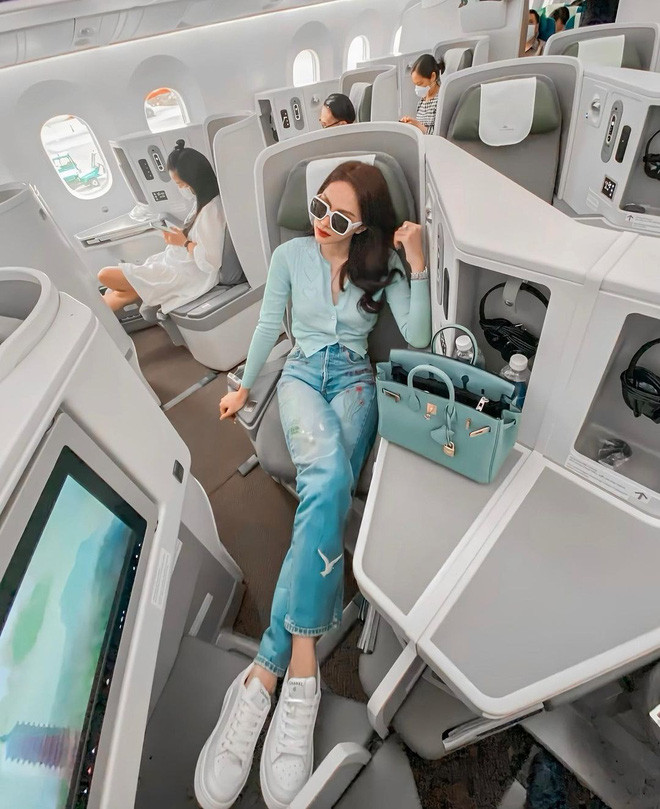 Bức ảnh tuy đơn giản nhưng 'toát lên mùi tiền' của Hương Giang. Cô nàng khéo léo chọn tông xanh ngọc ngọt ngào, chiếc túi Hermes bản giới hạn để kể bên với giá gần nửa tỷ nhanh chóng trở thành điểm nhấn chính. 