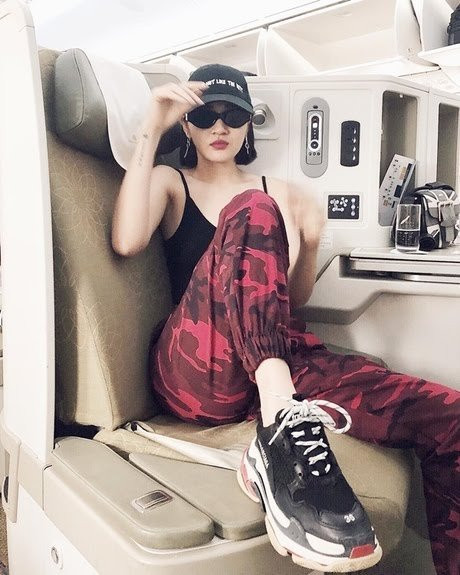 Quần thụng hoạ tiết camo, áo hai dây cùng giày sneaker bản to mang đến vẻ chất chơi, 'ngầu lòi' cho Bảo Anh. 