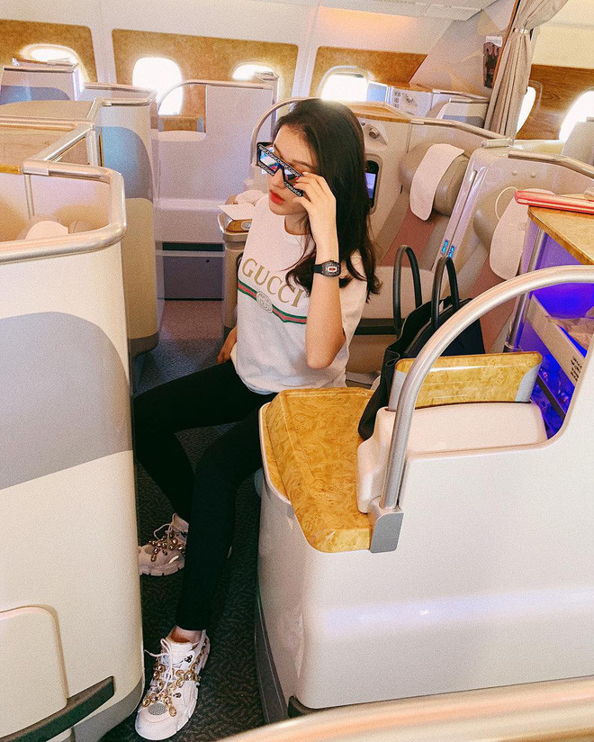 Cả bộ đôi áo và giày Gucci mà Huyền My đang mang tuy đơn giản nhưng có giá trị không hề nhỏ.