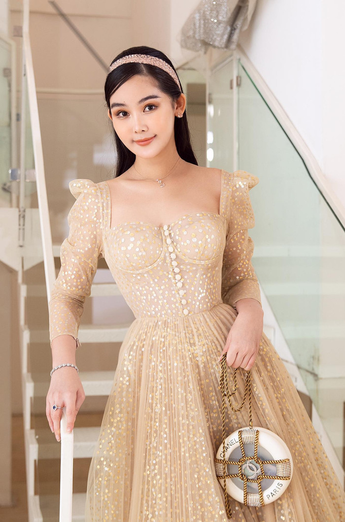 Nụ cười mỉm dịu dàng vẫn khiến cô thêm duyên dáng ngọt ngào