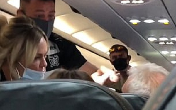 Vợ thẳng tay tát chồng trên máy bay, khi biết nguyên nhân ai cũng vỗ tay rần rần Ảnh 2